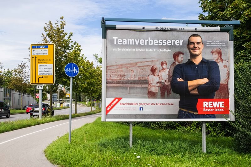 frei stehende beleuchtete Plakattafel