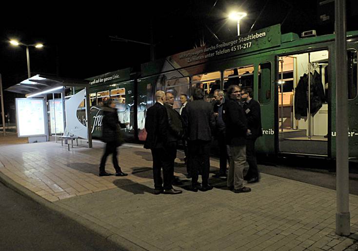 Die Gäste vor dem Partywagen der VAG Freiburg