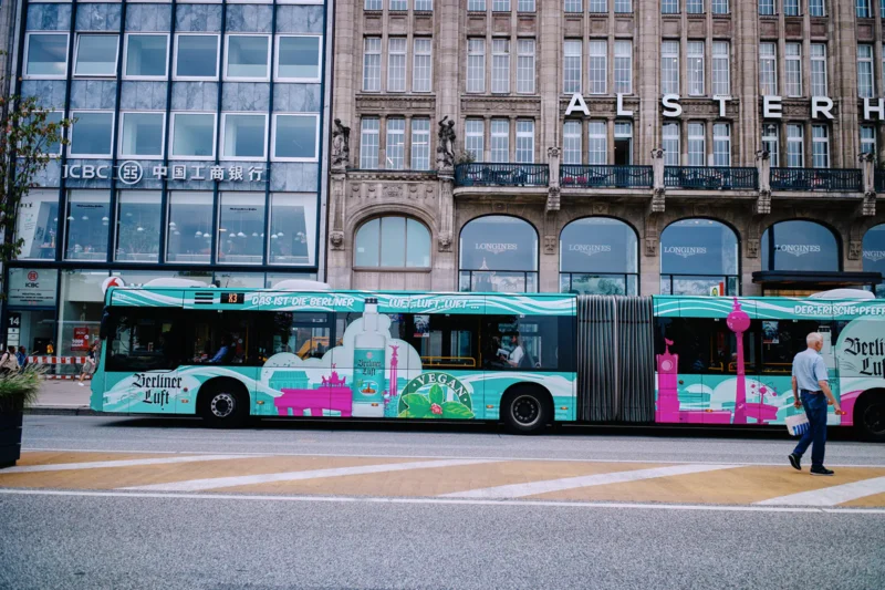 Werbung »Berliner Luft« in Ganzgestaltung auf Gelenkbus in Hamburg